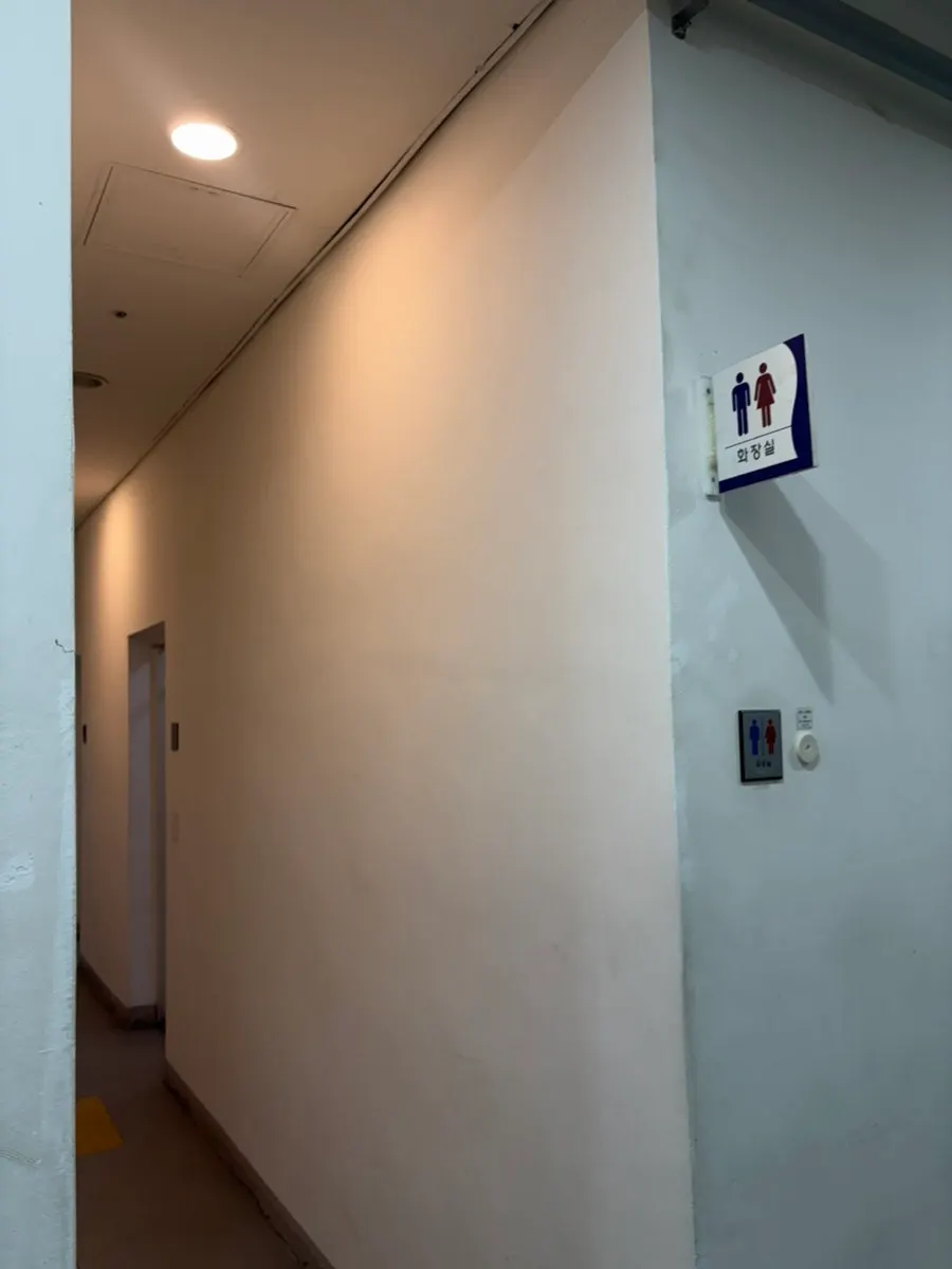 Directional signage in the 2nd floor corridor leading to the salon