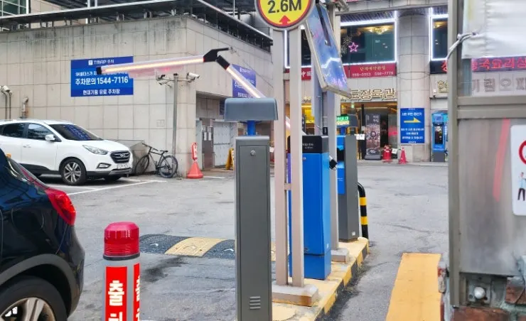 Street in front of Exit 5, Gangnam Station, Sinbundang Line