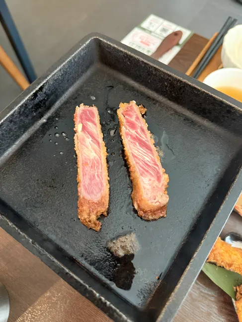 A piece of gyukatsu on the tabletop brazier