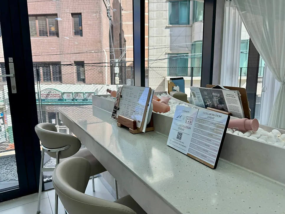 규모가 큰 박준뷰티랩 강남점 매장 내부 전경