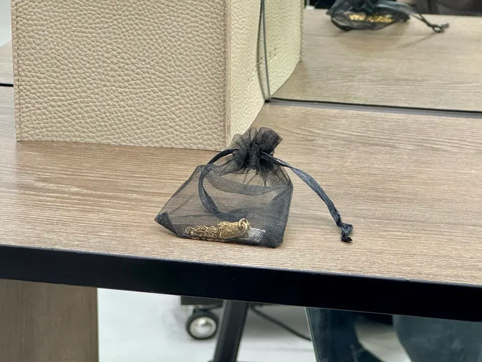 헤드스파 중 제공된 음료와 목걸이 보관 용품