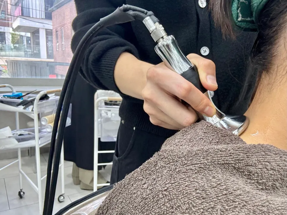 오일로 목과 어깨를 풀어주는 근육 이완 관리