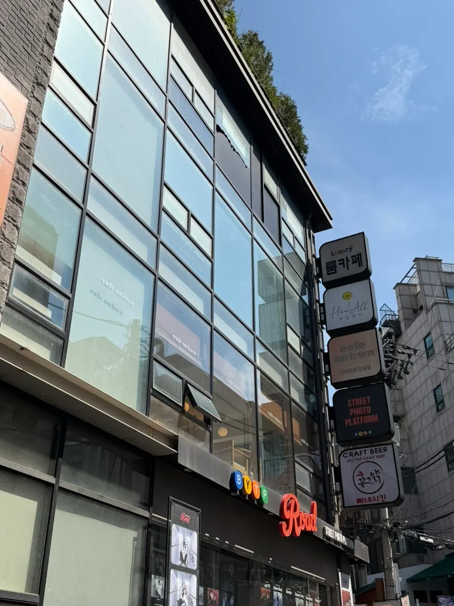 Exterior of the building on Bongeunsa-ro 4-gil housing Heeol Hair Gangnam Flagship Store