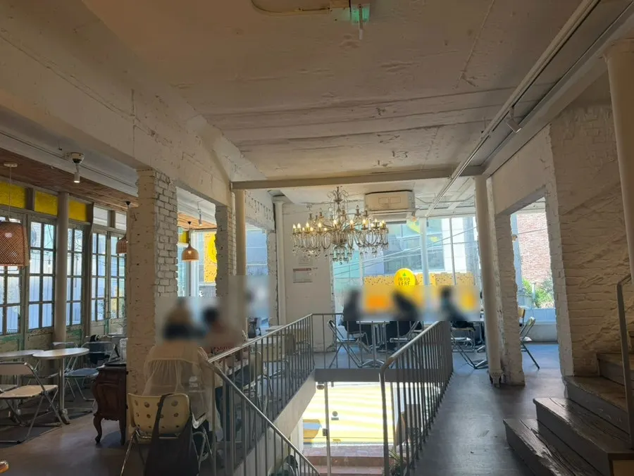 Café tables with a different atmosphere on each floor
