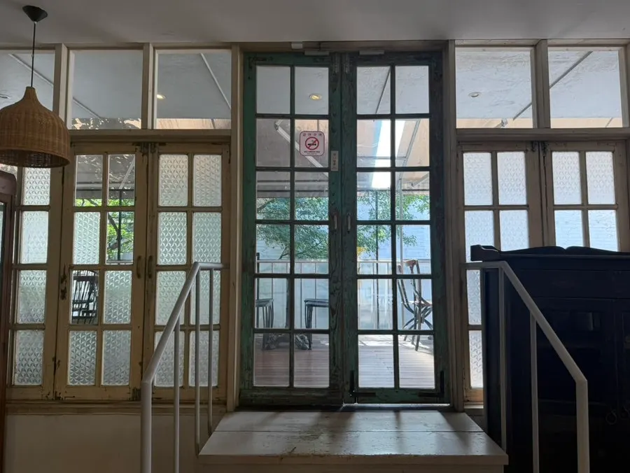 Third-floor café space and table atmosphere