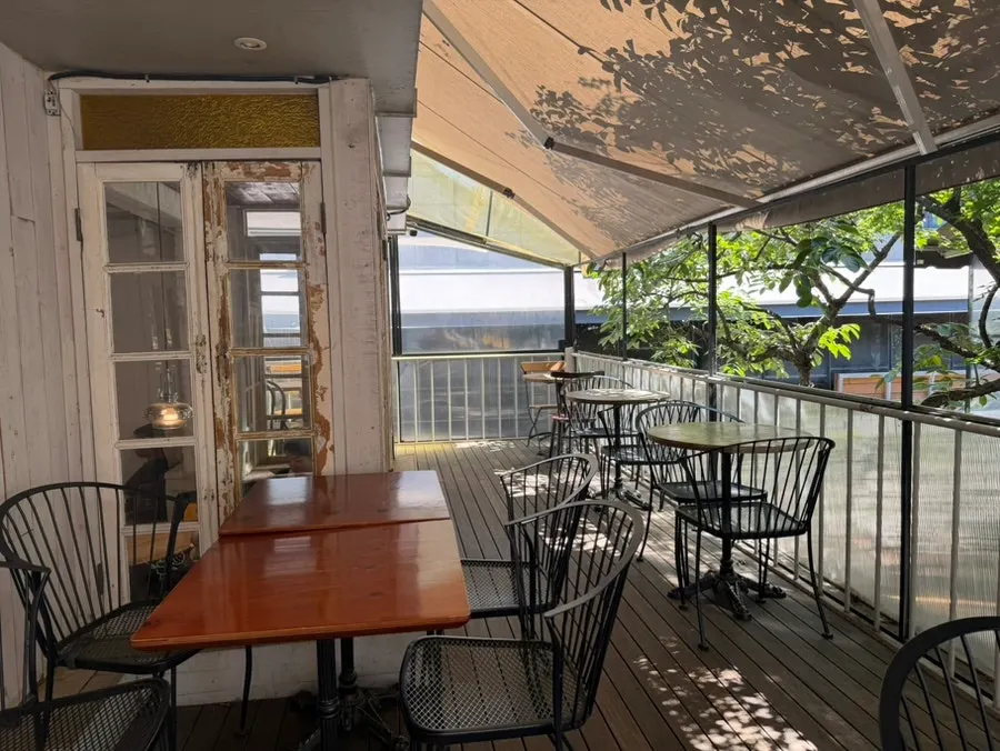 Café seating to suit different preferences