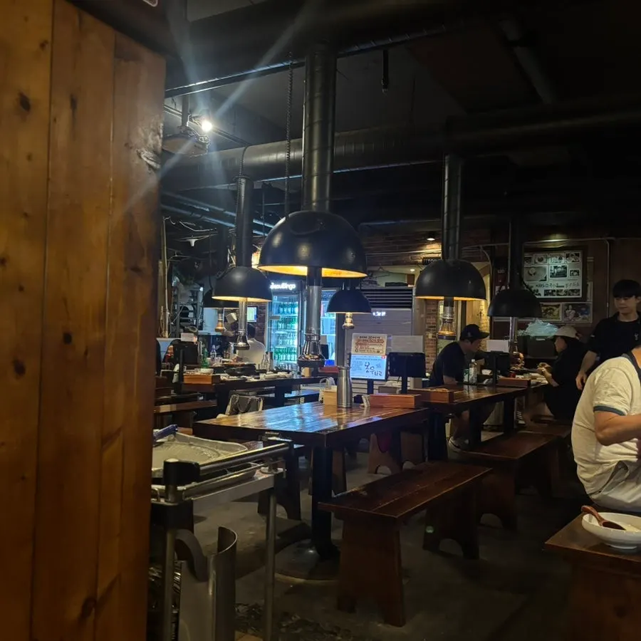 Spacious table seating at Bongu Hwarro