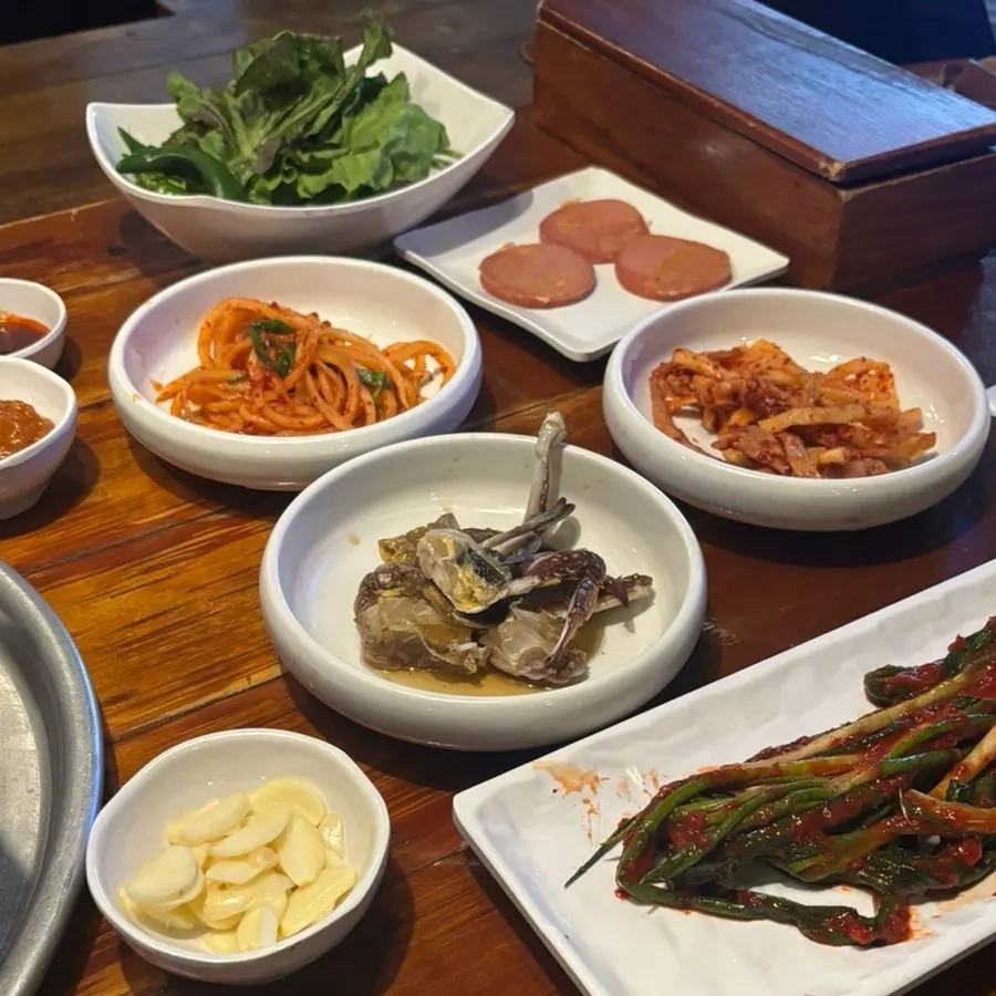 Soy-marinated raw crab and green onion kimchi side dishes