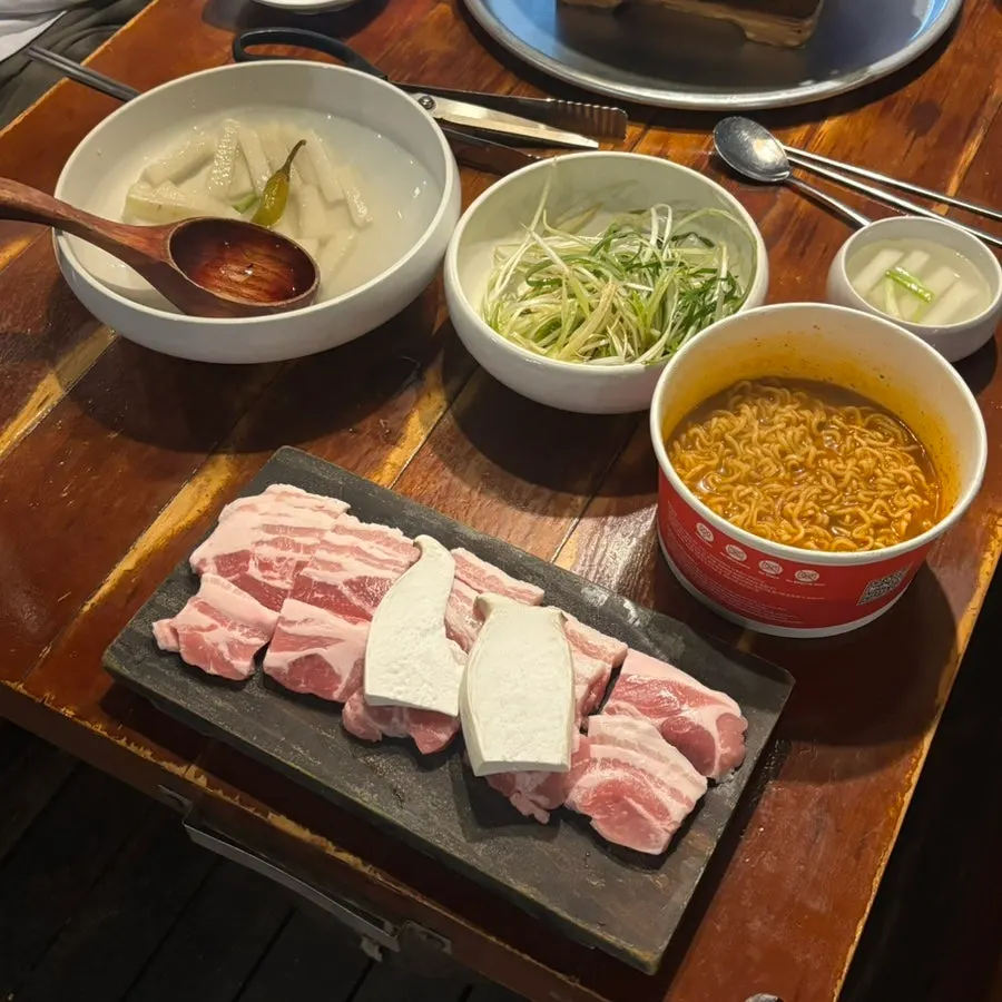 Green onion kimchi served with meat
