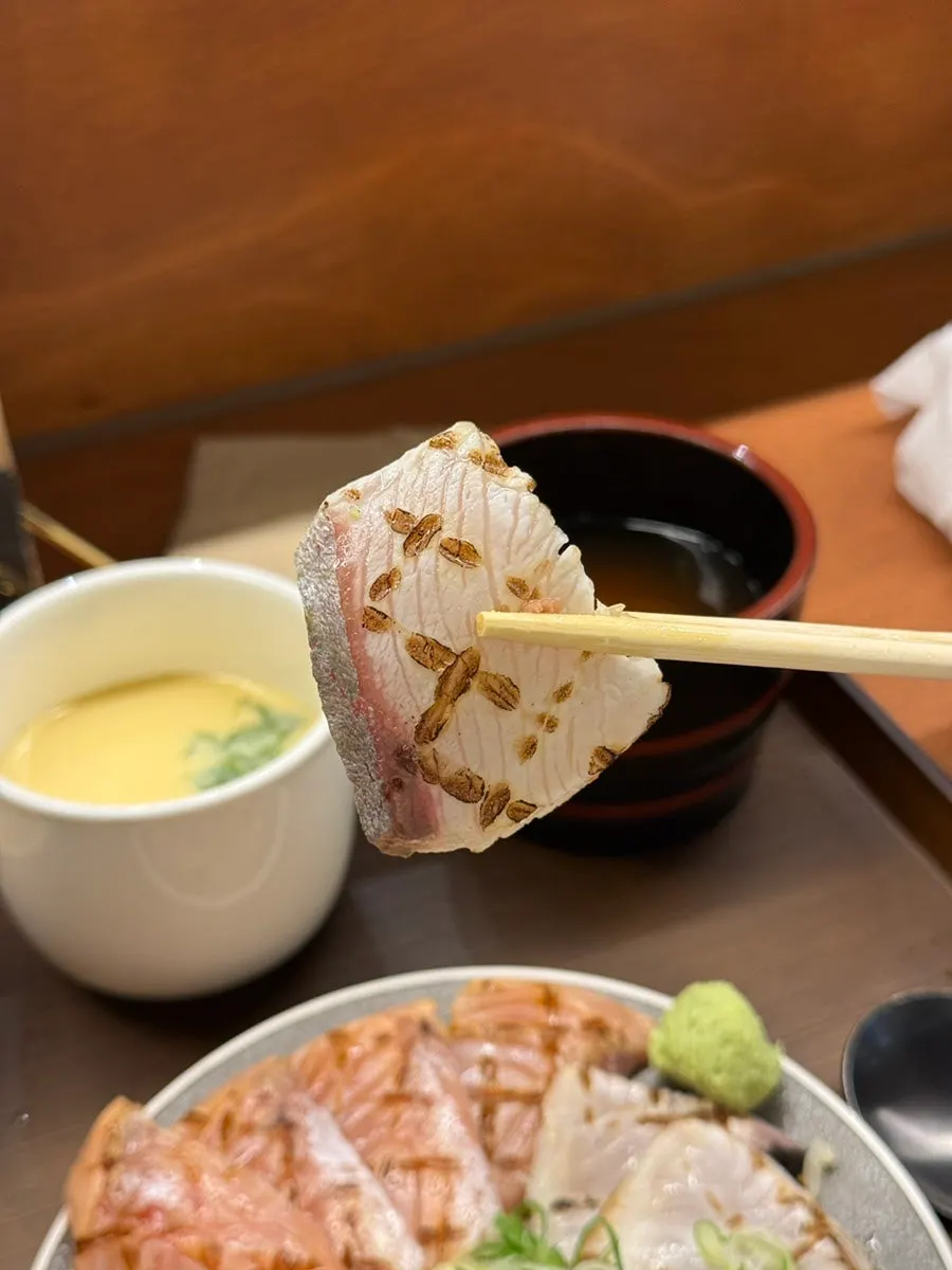 아부리동 그릇 속 밥과 회