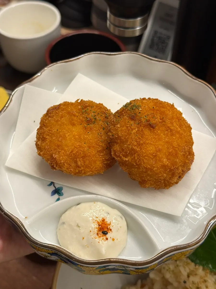 감태에 회와 밥, 백김치를 올린 쌈