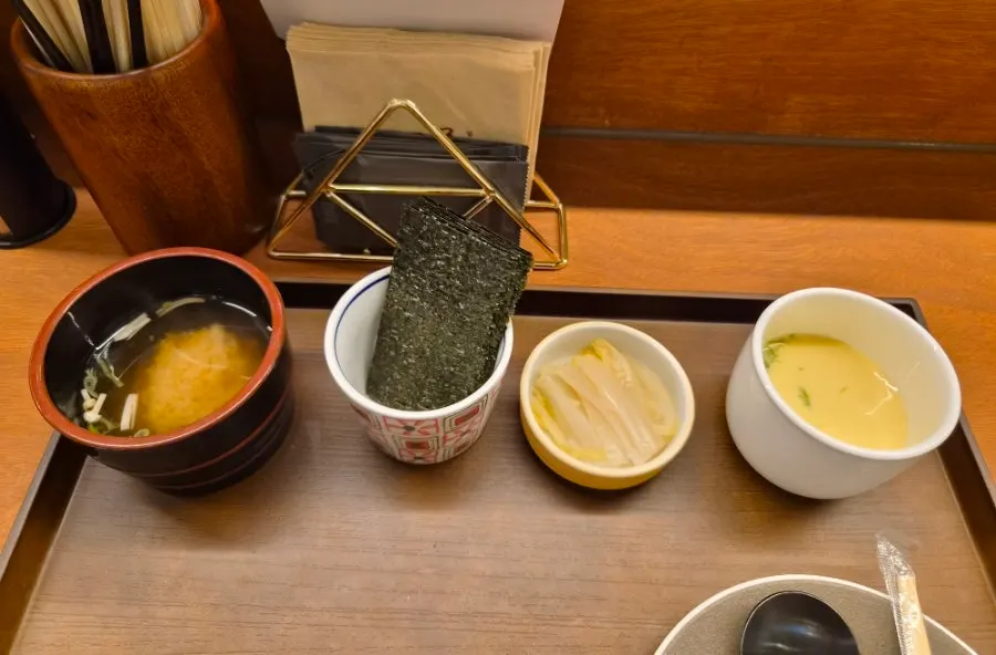 다찌석 트레이 식사 구성