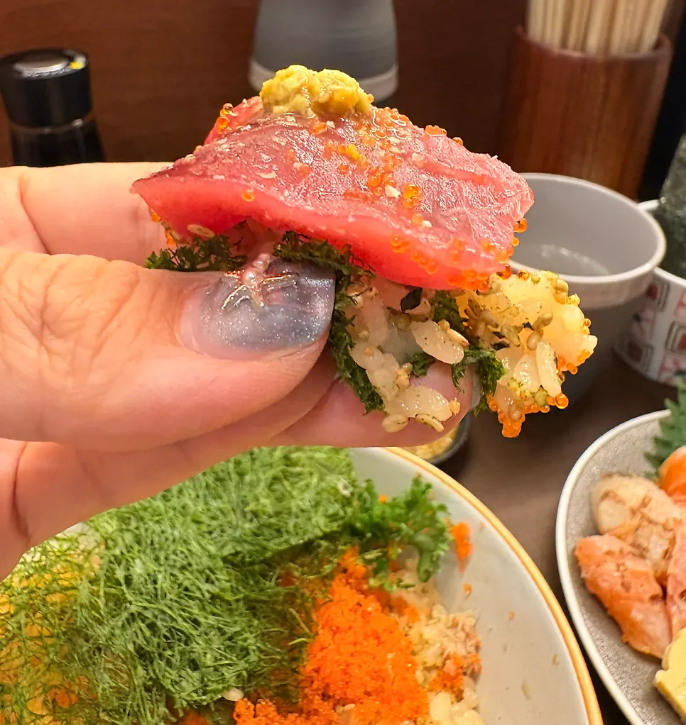 회를 덜어내고 밥이 드러난 카이센동