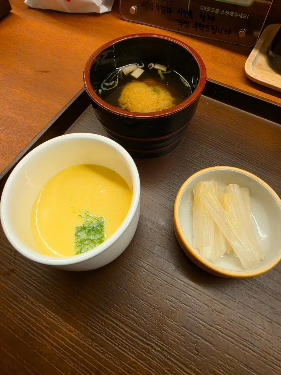 Basic broth, chawanmushi, and baek-kimchi served at the start