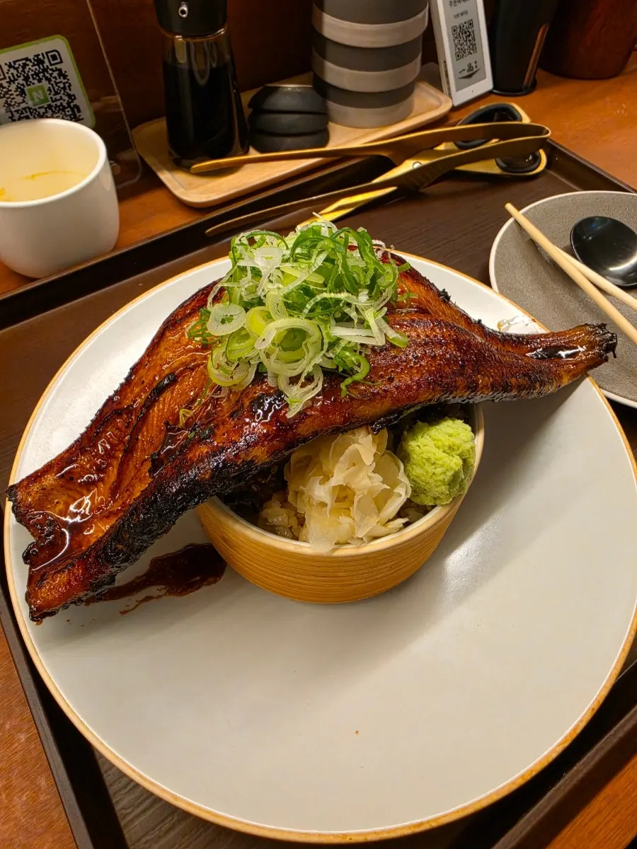 One-eel uangi-don with a whole eel on top