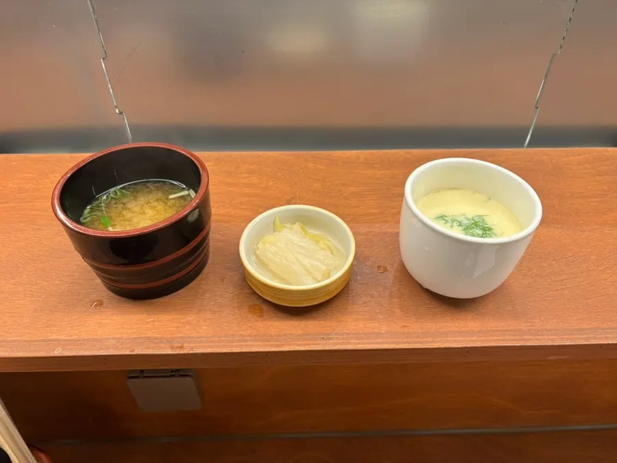 카이센동 전에 나온 백김치와 계란찜, 장국