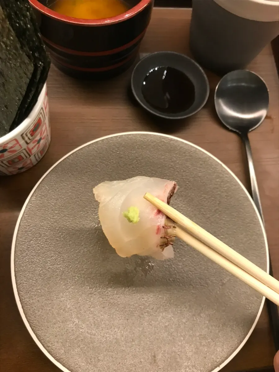 밥과 회를 김에 싸 먹는 카이센동