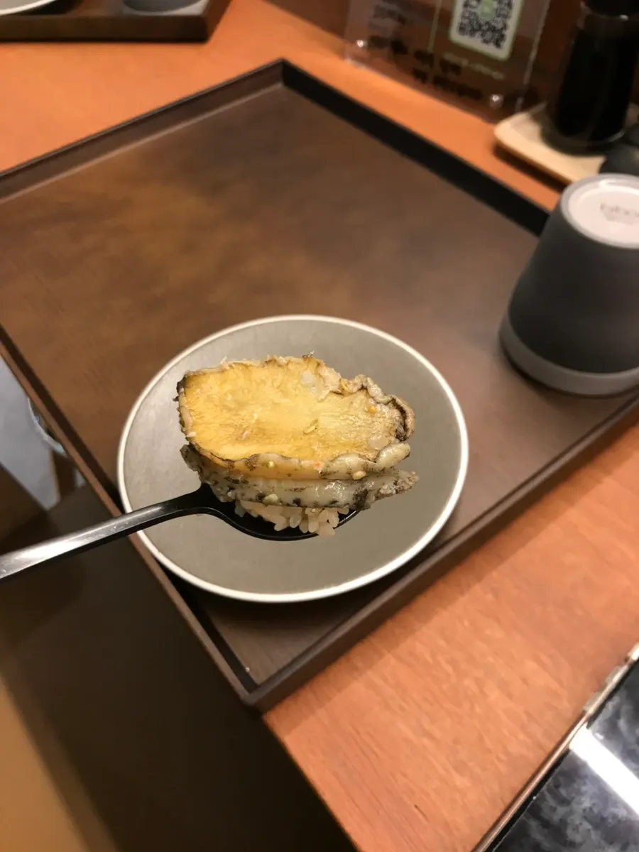 카이센동에 올라간 부드러운 전복