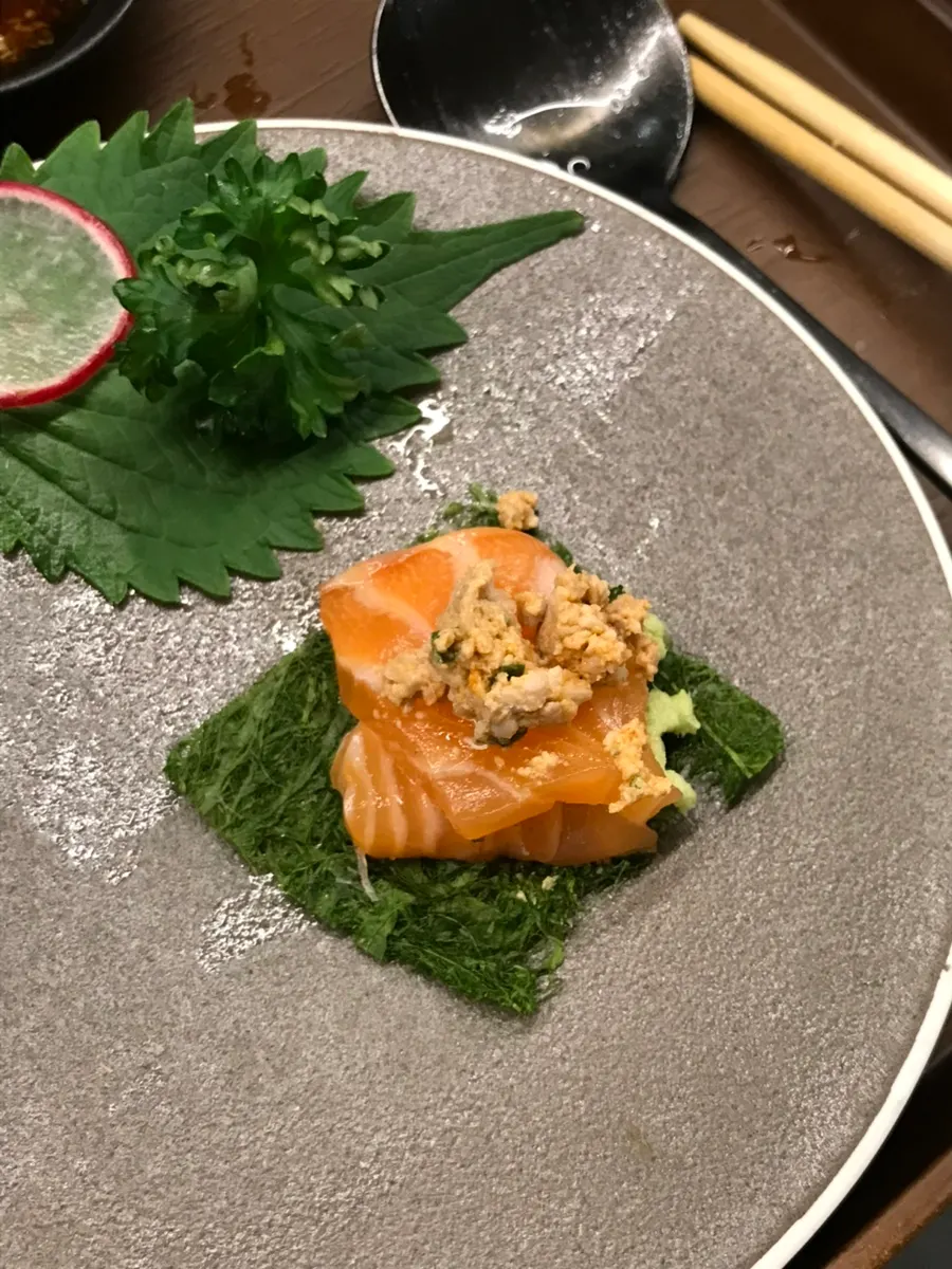 감태에 올린 안키모와 연어