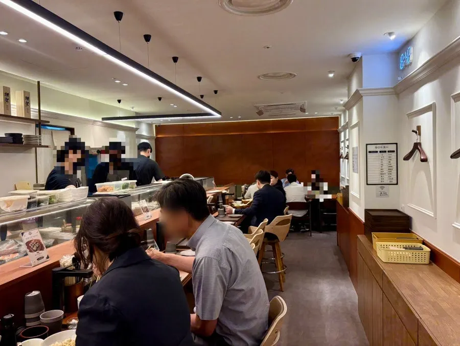 바 테이블과 일반 테이블이 있는 매장 내부