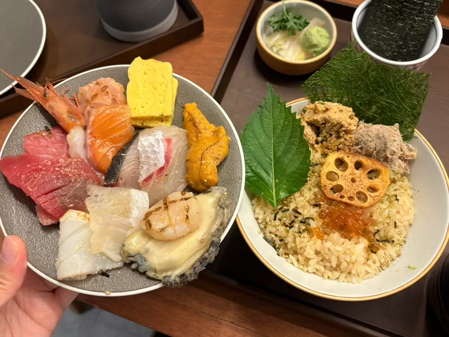접시에 덜어낸 카이센동 해산물