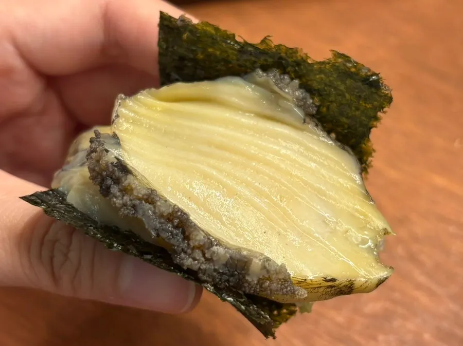 전복이 올라간 카이센동 한 점