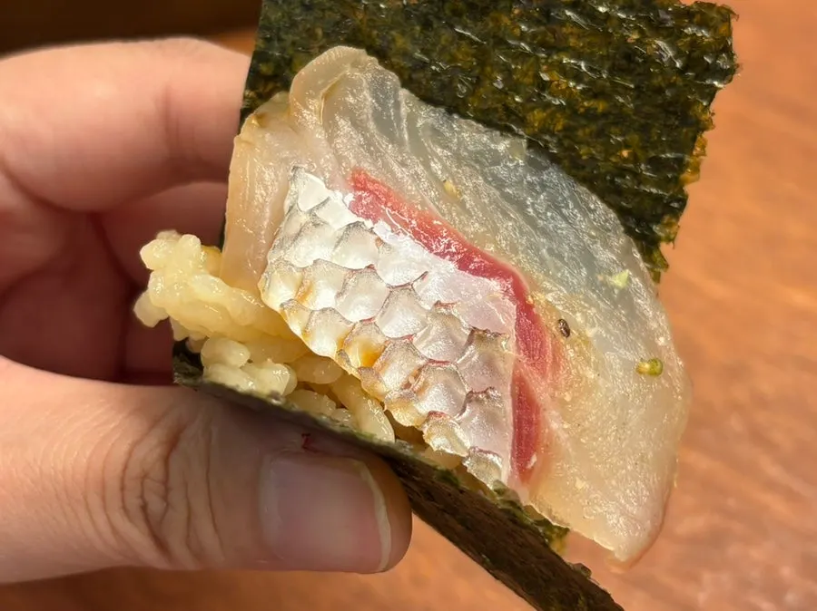 참치와 밥을 함께 든 젓가락