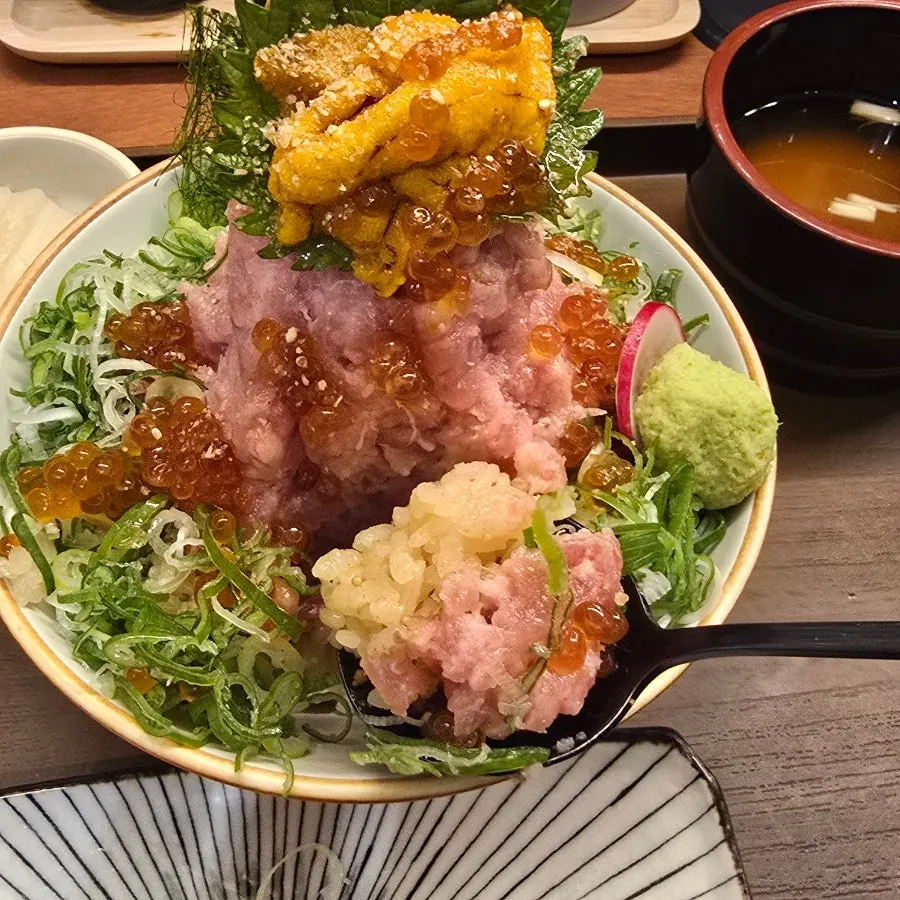 Ilpum Deuk-teuk set with tuna negitoro, uni, and salmon roe