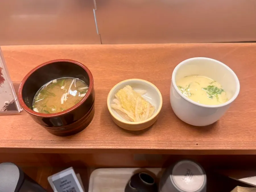 먼저 나온 장국과 백김치, 계란찜