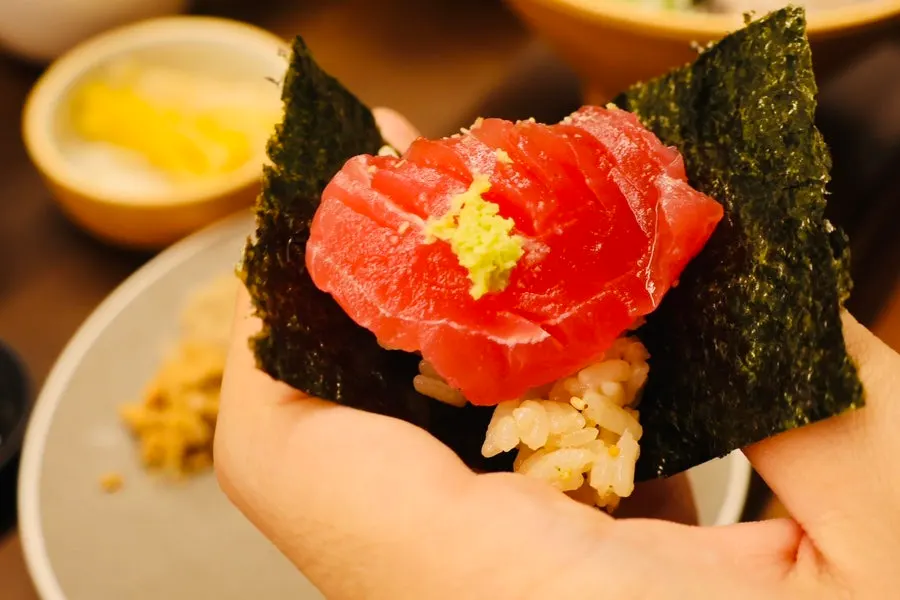 Tuna sashimi served on top of the kaisendon