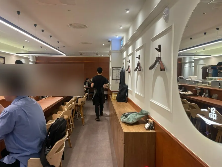 평일 저녁 자리가 찬 일품 강남점 내부