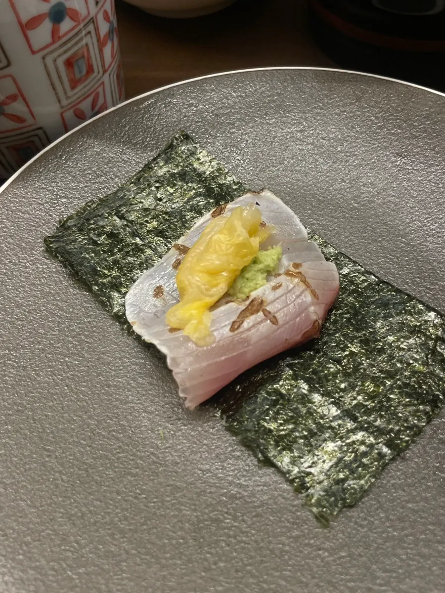 토치로 구운 연어가 올라간 아부리 덮밥