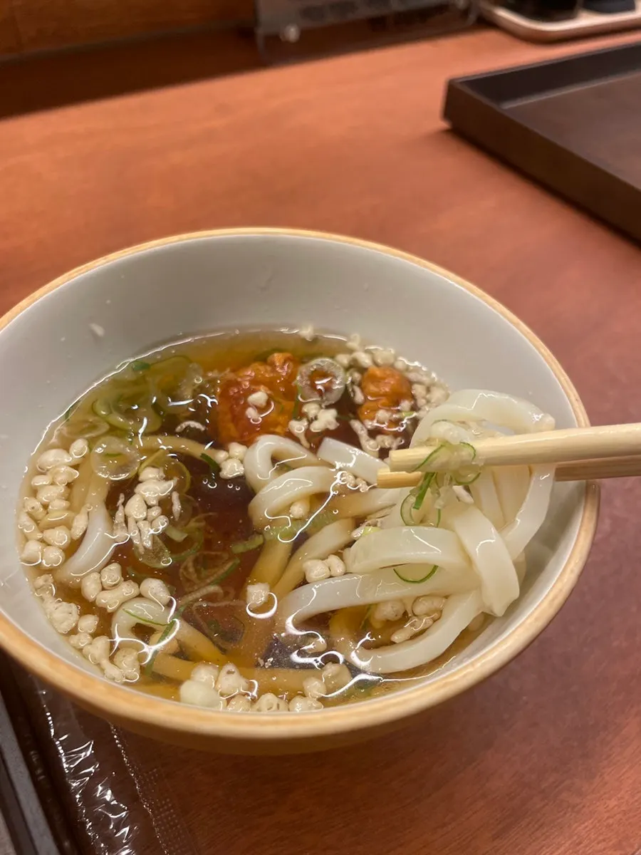 아부리동을 김에 싸 먹는 모습