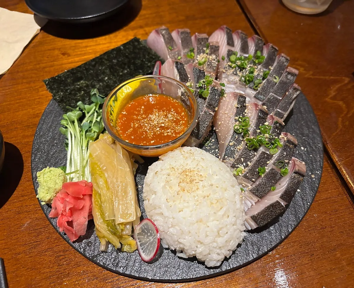 토치로 겉을 익힌 아부리 삼치한판 한 접시