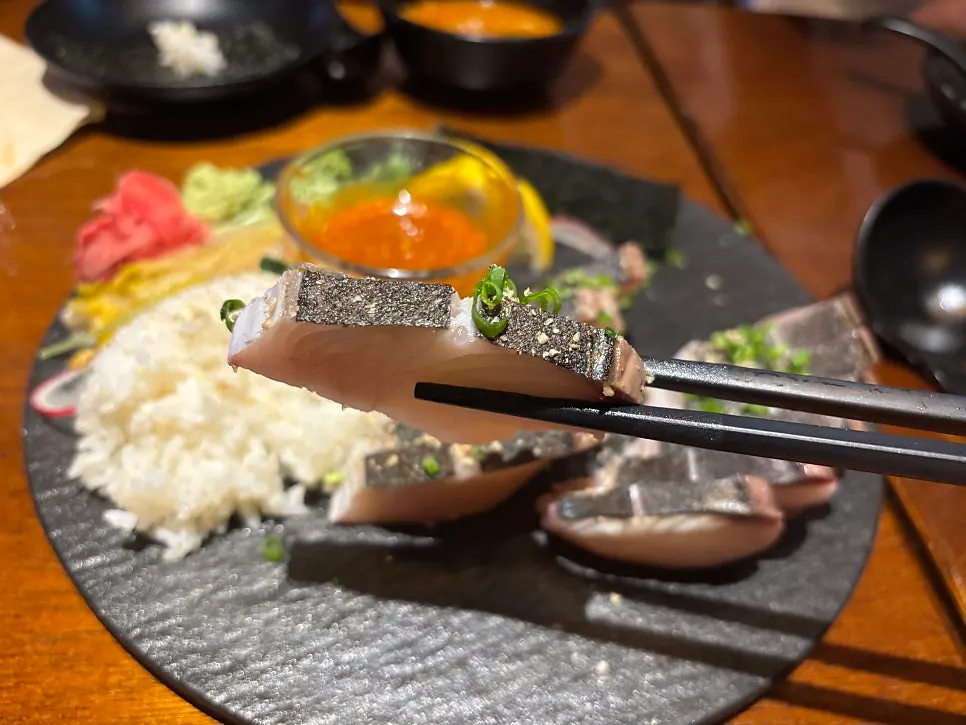도톰하게 썬 아부리 삼치회 단면