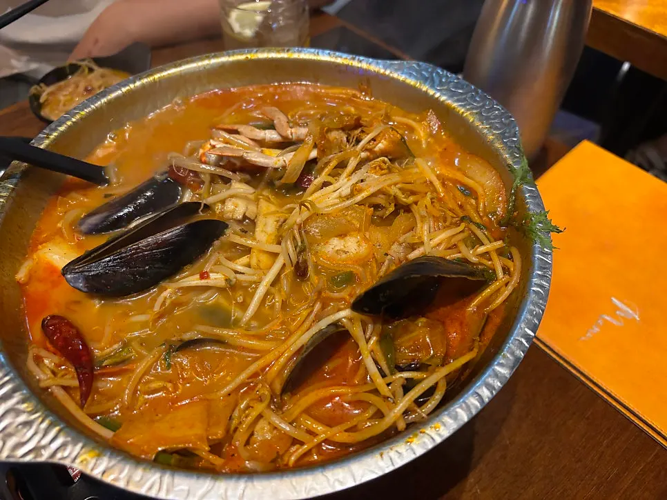 김이 오르는 얼큰해물 나베 한 냄비