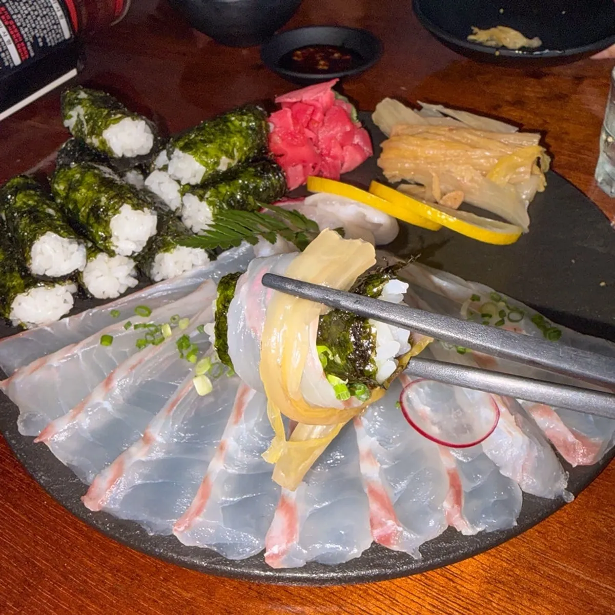 김밥에 광어회를 말고 백김치를 올린 삼합
