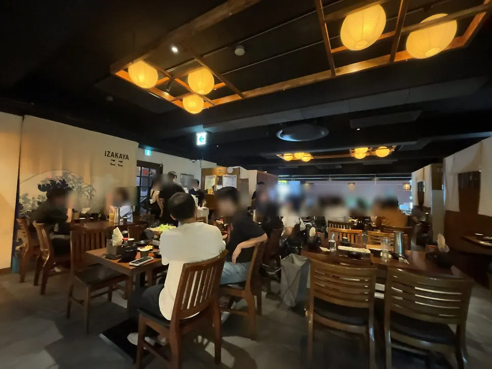테이블과 다찌석이 있는 매장 좌석