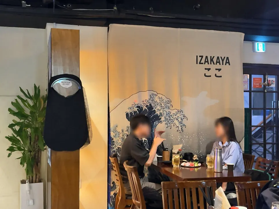 은은한 조명의 캐주얼한 이자카야 분위기