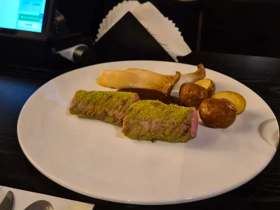 코스로 나온 제주 흑돼지 스테이크