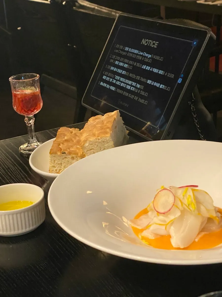 갓 구운 포카치아와 올리브오일, 발사믹 글레이즈