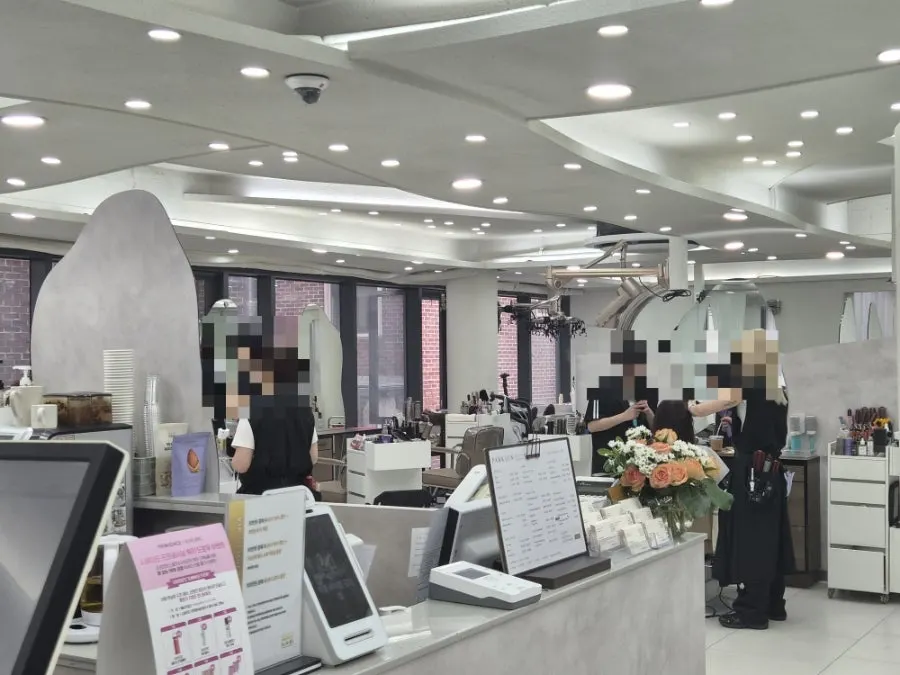 화이트톤으로 꾸며진 박준뷰티랩 강남점 내부
