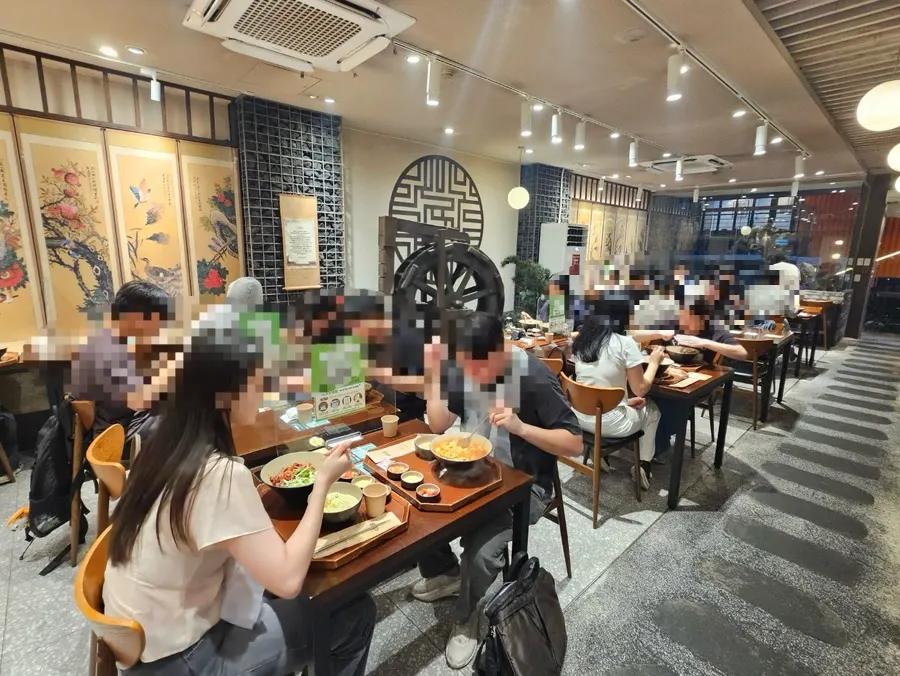 저녁 시간 만석인 매장 내부