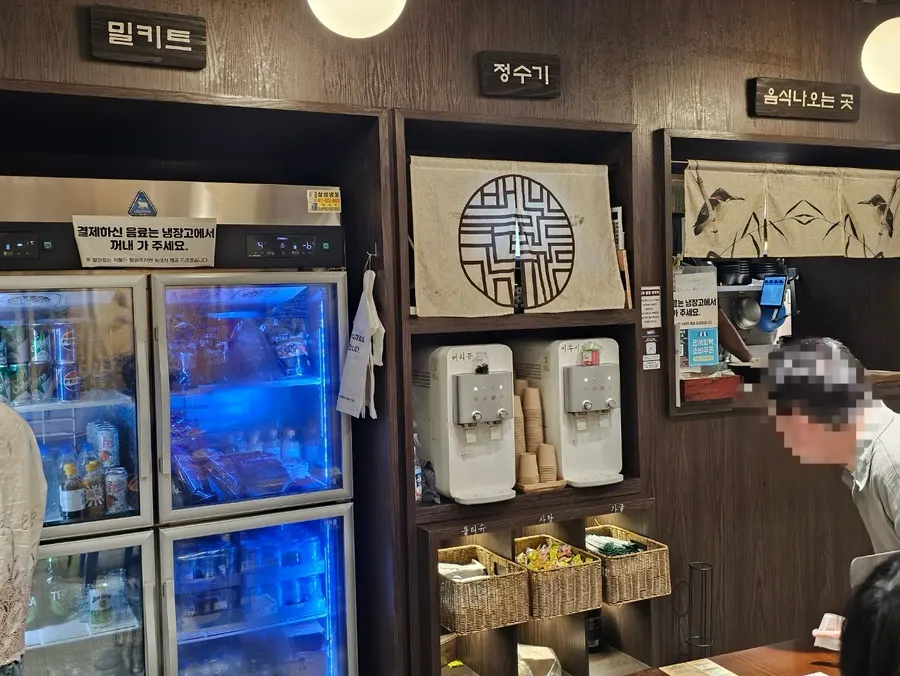 셀프 동선을 알려주는 매장 안내 표지판