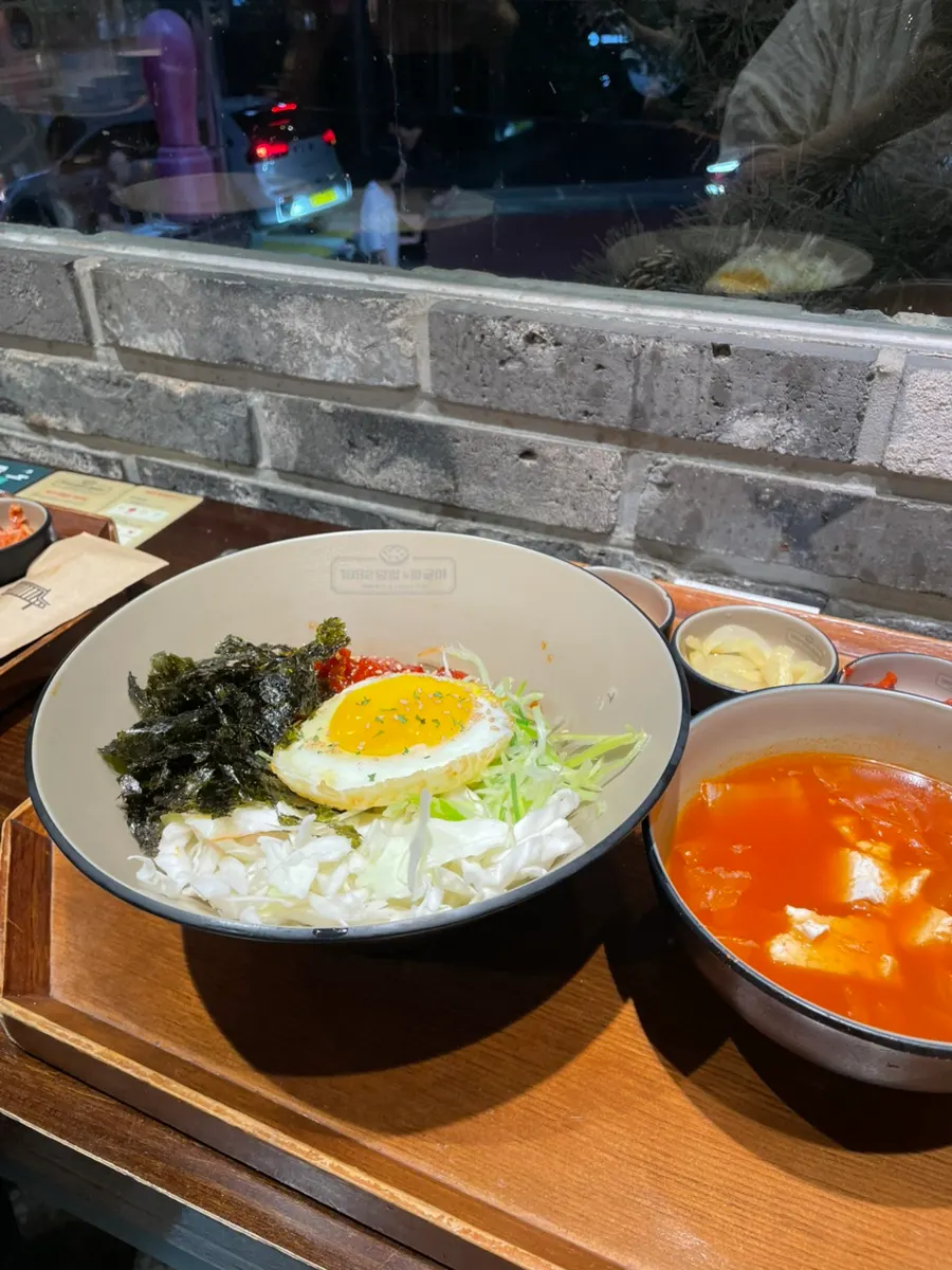 반숙계란과 육회, 양배추가 올라간 전주식 육회비빔밥