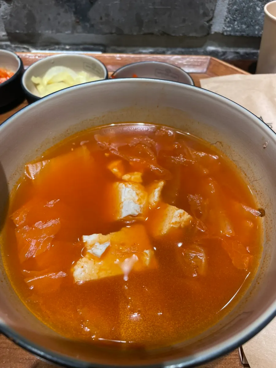 배추와 두부가 든 사이드 김치찌개