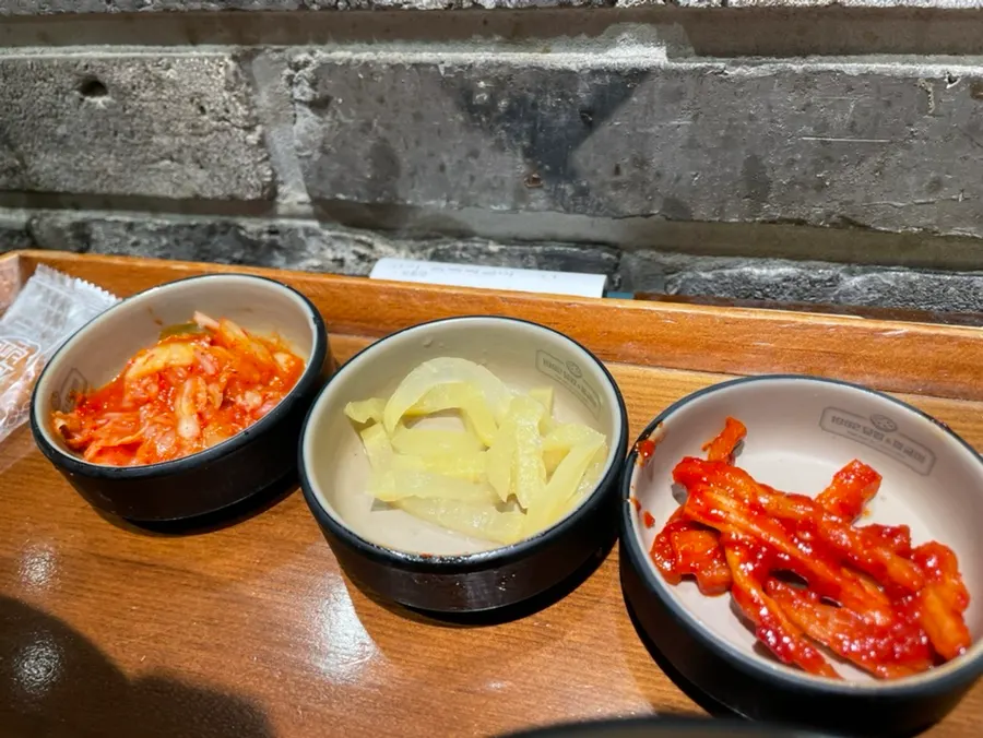 깔끔하게 담긴 기본 반찬