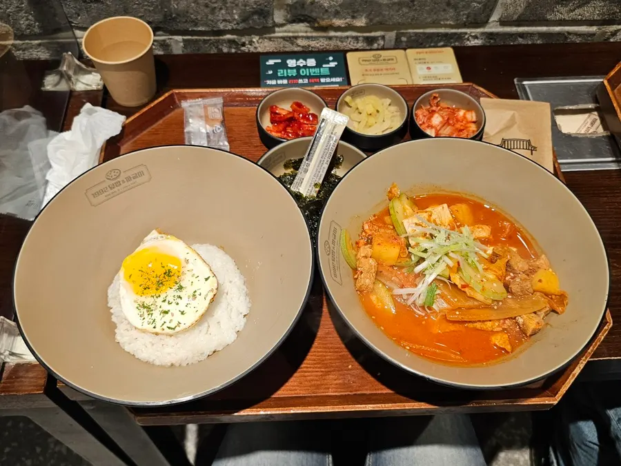 반숙계란 올린 밥과 듬뿍짜글이 상차림