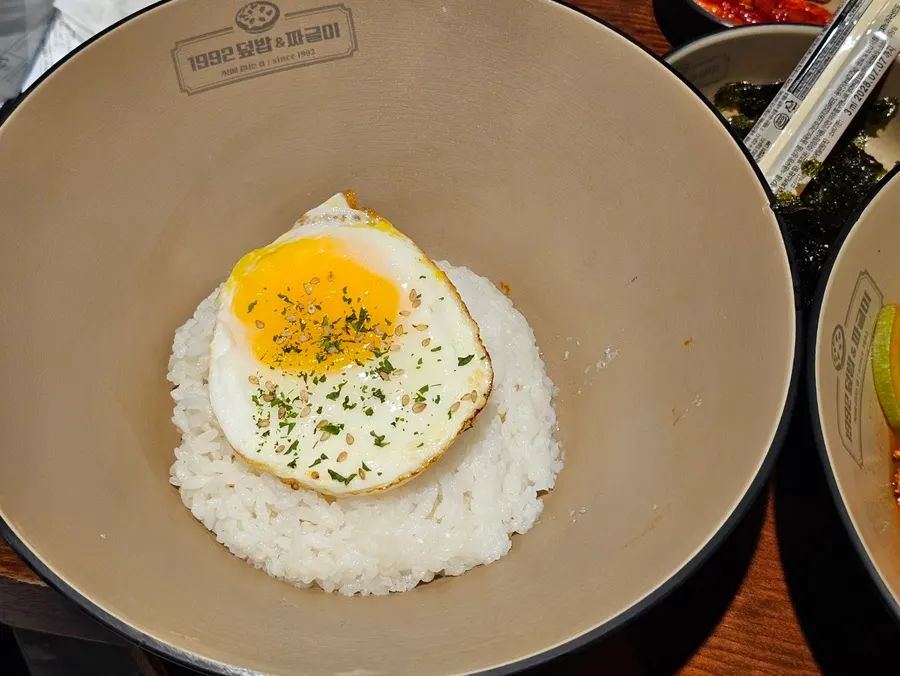 짜글이 국물과 건더기 클로즈업