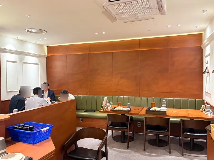 일품 강남점 홀좌석 테이블